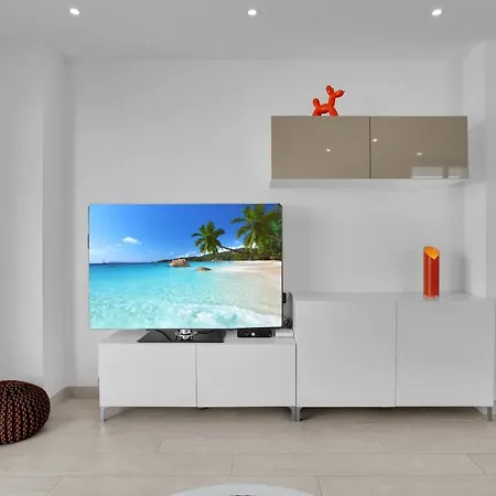 Apartment Stunning Holidays, Large Terrace On The Sea