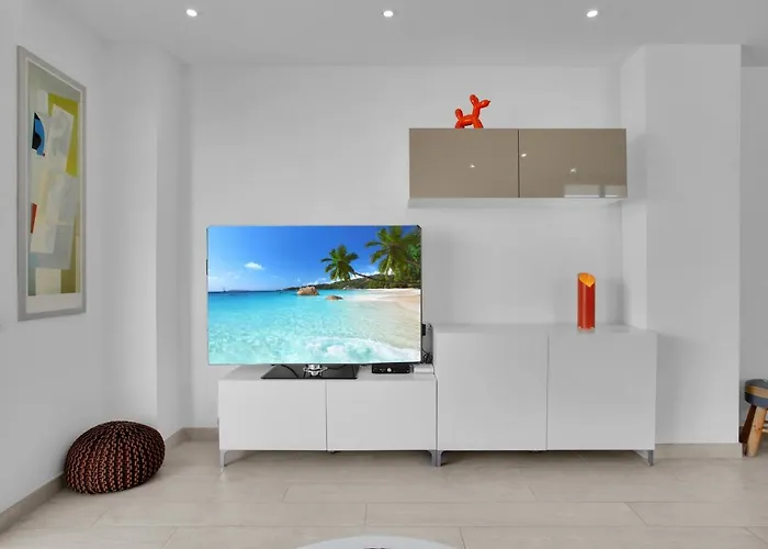 Apartment Stunning Holidays, Large Terrace On The Sea